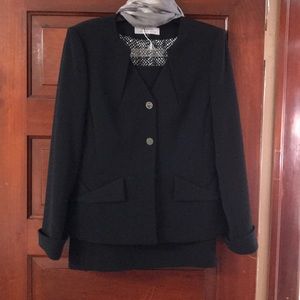 Like new gorgeous career suit - Blazer and skirt